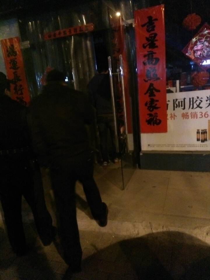 遠康夜巡人員指引民警查看店內情況